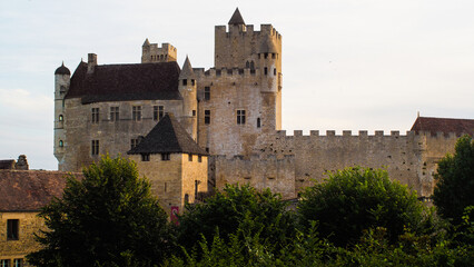 Fototapeta na wymiar Château de Beynac-et-Cazenac, au bord de la Dordogne, un soir d'été