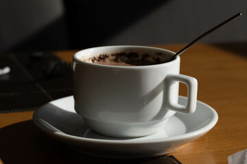 xícara com achocolatado