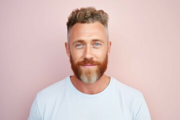 Obraz premium Portrait of a Fictional Handsome Casual White Man Isolated on a Plain Pastel Colored Background. Generative AI.