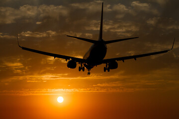 Avión aterrizando al atardecer