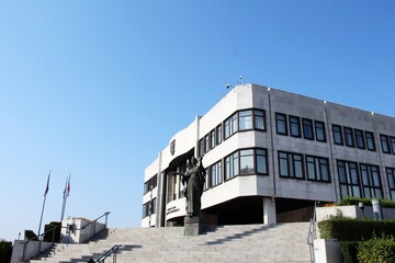 Die Burg  und das Parlament von Bratislava.