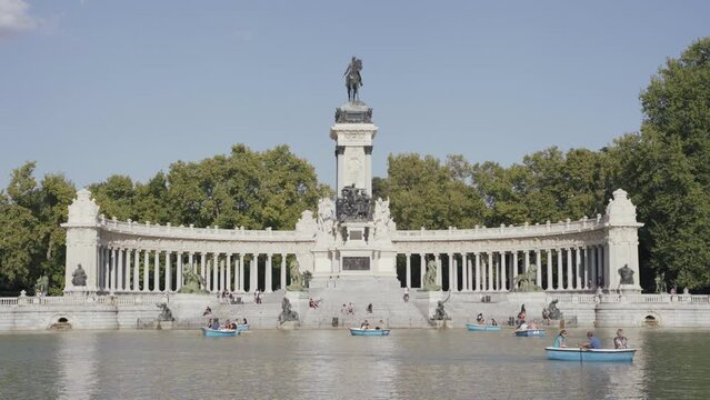 monumento de alfonso xii, en medio del retiro de madrid, espa&ntilde;a