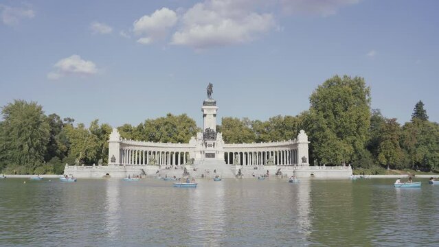 monumento de alfonso xii, en medio del retiro de madrid, espa&ntilde;a