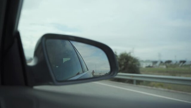 espejo retrovisor del coche en movimiento
