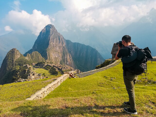  turista con mochila  de viaje mirando machu picchu en Perú	,Concepto de turismo,Viaje,Fotógrafo
