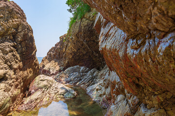 海のそばの岩場