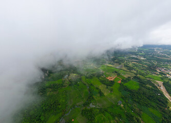 라오스 방비엥의 원시자연 풍경, 산맥과 춤추는 구름들