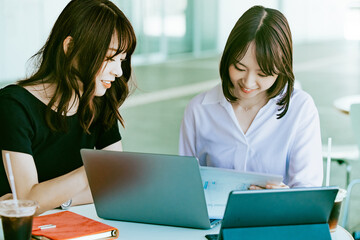 ミーティングをする2人のビジネスウーマン