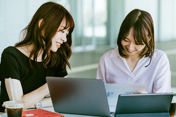 ミーティングをする2人のビジネスウーマン