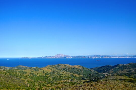 Vista desde el Mirador del Estrecho entre Tarifa y Algeciras en Andalucía a través del Estrecho de Gibraltar hasta Marruecos con la montaña Jbel Musa y Ceuta, España