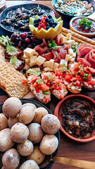 eine leckere Tapas Platte voller Köstlichkeiten
