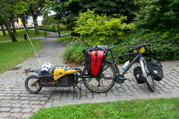 bicicleta para largos recorridos con remolque y alforjas