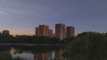photo de b&acirc;timent au cr&eacute;puscule