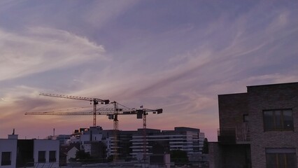batiments en construction sous un beau coucher de soleil