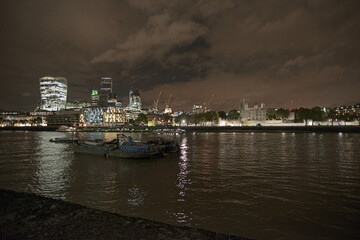 Londra, Regno Unito - edificio nella città, di notte, dal Tower Bridge.