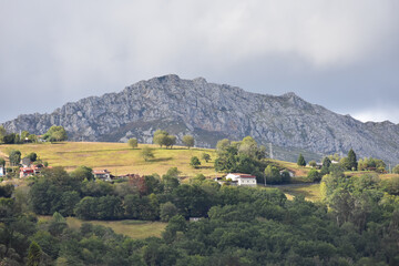Fototapeta na wymiar Paisaje de pradera y montaña del oriente de Asturias