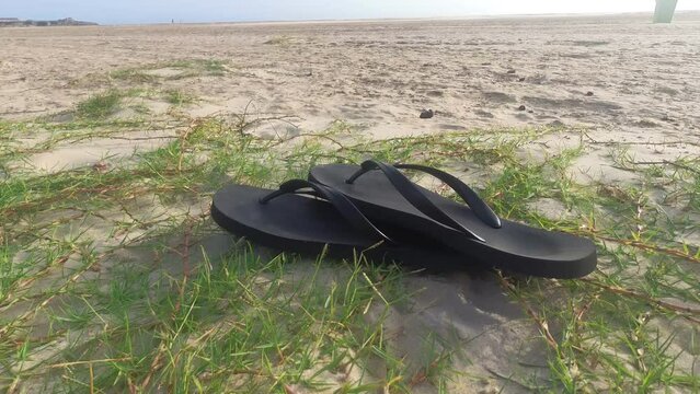 chanclas en la playa