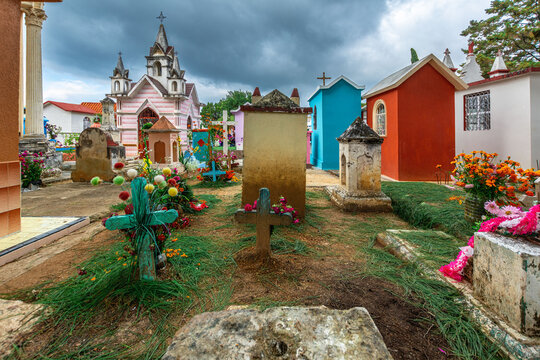 D&iacute;a de Muertos en pante&oacute;n