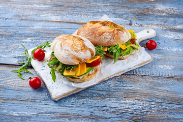 Traditionelle California Veggie Sandwich mit Tomaten, Avocado und Cheddar Käse serviert als...