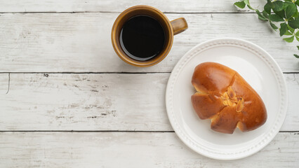 日本のクリームパンとコーヒー
