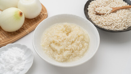 日本の玉ねぎ麹と材料(玉ねぎ・米麹・塩)