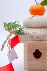 鏡開き前のひび割れた鏡餅