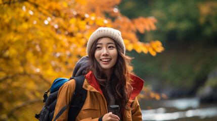 紅葉した山を歩く若い日本人女性のポートレート