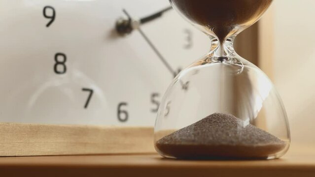 砂時計と時計　時の流れ　期日