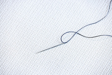 糸が通された裁縫用の針