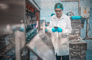 Water production team uses barcode scanners to ensure accurate bottle arrangement under guidance