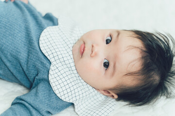 スタイをつけた赤ちゃん