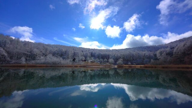 日本の長野県、聖高原の池に映る霧氷の雪景色。