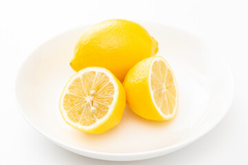 白背景に新鮮なレモン