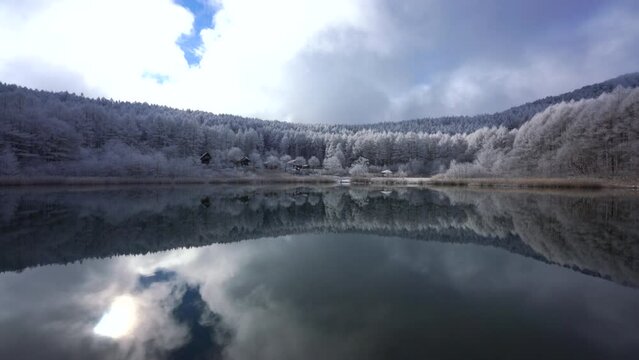 日本の長野県、聖高原の池に映る霧氷の雪景色