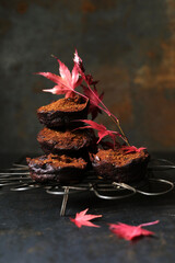 kleine vegane Brownies mit Kakaopuder und Goldglitzer zum Herbst  - 641599938