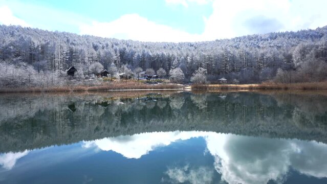 日本の長野県、聖高原の池に映る霧氷の雪景色