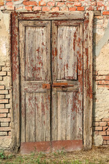 Fototapeta na wymiar Old door ancient door vision detail particular farmhouse Po Valley