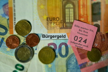 Das Wort Bürgergeld und Euro Gelscheine und Münzen