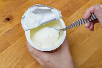 Jogurt naturalny w plastikowym kubeczku - obrazy, fototapety, plakaty