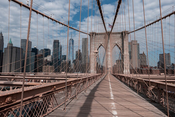 Fototapeta premium Empty Brooklyn Bridge in cloudy day