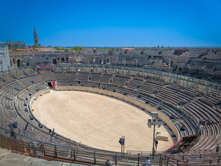 vue de l'intérieur des Arènes de Nîmes sous un ciel bleu