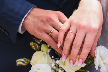 Obraz na płótnie Canvas hands of the bride and groom close-up. wedding rings