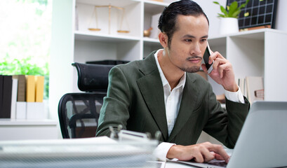 Obraz premium businessman's cooperation with professionals engaged in discussions, analyzing graphs for effective business strategies.Person management meeting with a well-defined business plan for CEO on laptop.