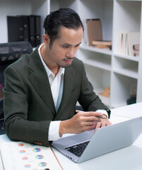 businessman's cooperation with professionals engaged in discussions, analyzing graphs for effective business strategies.Person management meeting with a well-defined business plan for CEO on laptop.