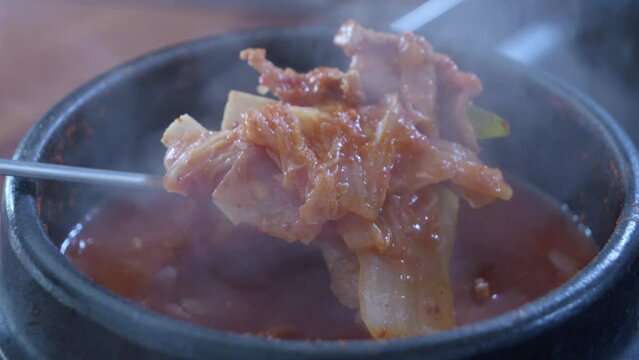 뜨거운 뚝배기 돼지고기 김치찌개, 한식, 모습, 4k 30