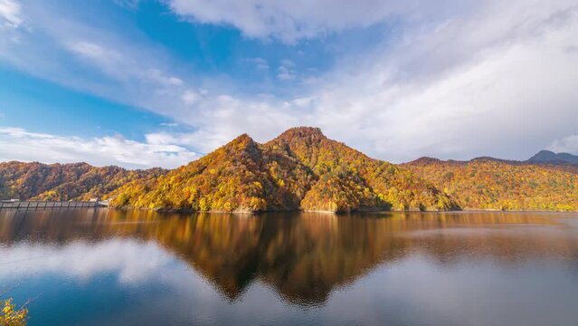 定山渓ダムの水面に反射する雄大な空と雲