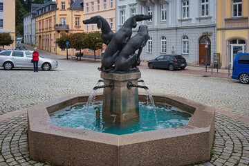Brunnen auf dem Marktplatz, Markt von Bad Lobenstein, Thüringen, Deutschland