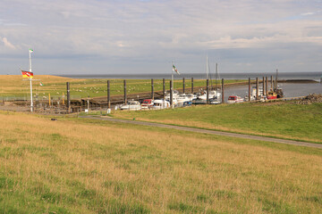 Fototapeta na wymiar Elbmündung vom Elbdeich vor Cuxhaven; Blick über den Sportboothafen Altenbruch