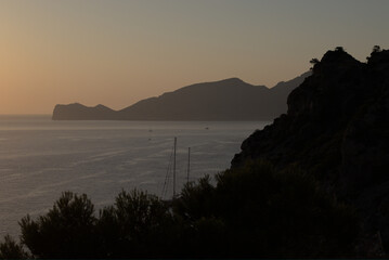 Puesta de sol junto a isla Dragonera, Baleares. Paisaje veraniego