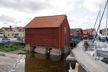 Fototapeta na wymiar rotes Bootshaus in Schweden, Skandinavien